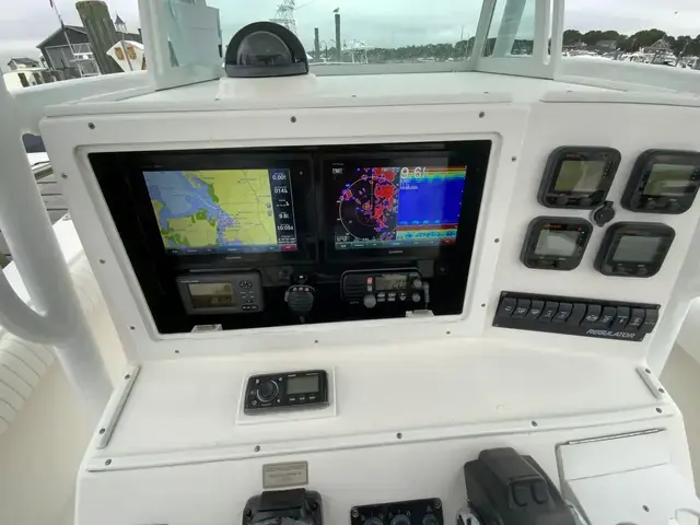 Regulator 32 Forward Seating