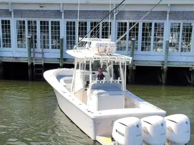 Regulator 34 Center Console Triple 300