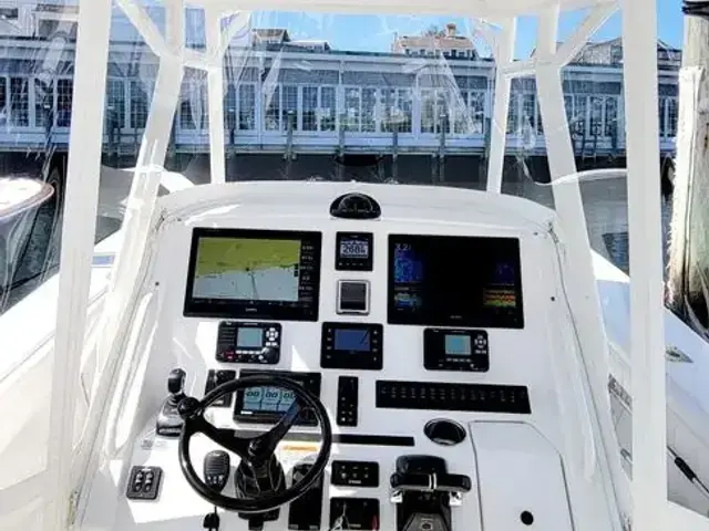 Regulator 34 Center Console Triple 300