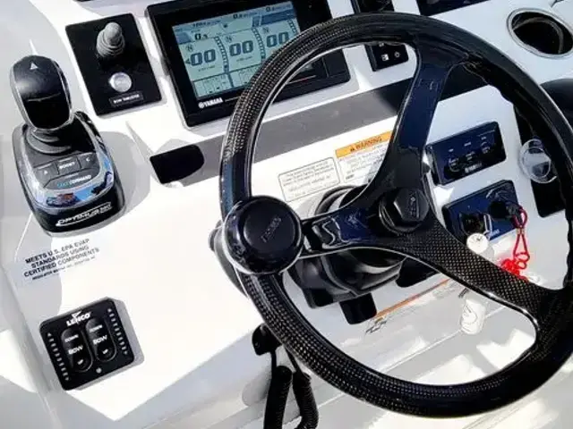 Regulator 34 Center Console Triple 300