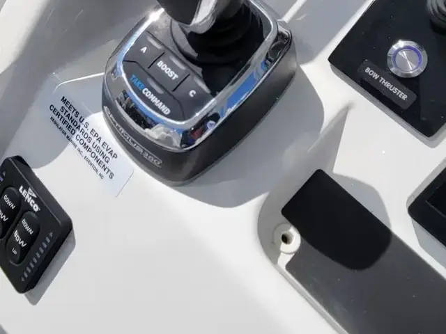 Regulator 34 Center Console Triple 300