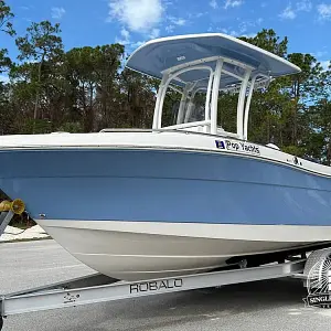 2023 Robalo R222 Explorer