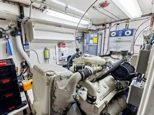 Hatteras 61 Cockpit MY