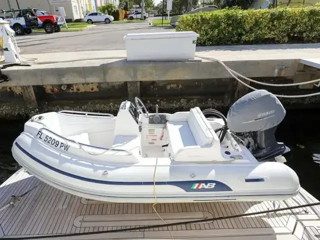 Marquis 660 Sport Yacht