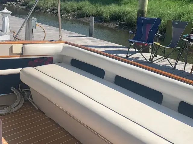 Sea Ray 340 Express Cruiser