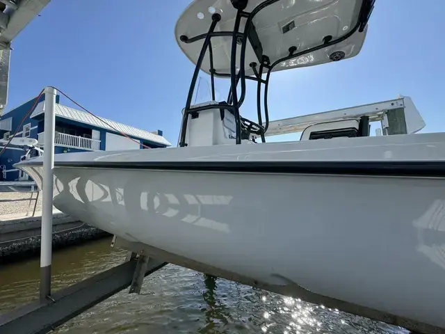 Contender 25 Bay