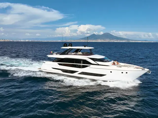 Ferretti Yachts 860