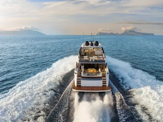 Ferretti Yachts 860