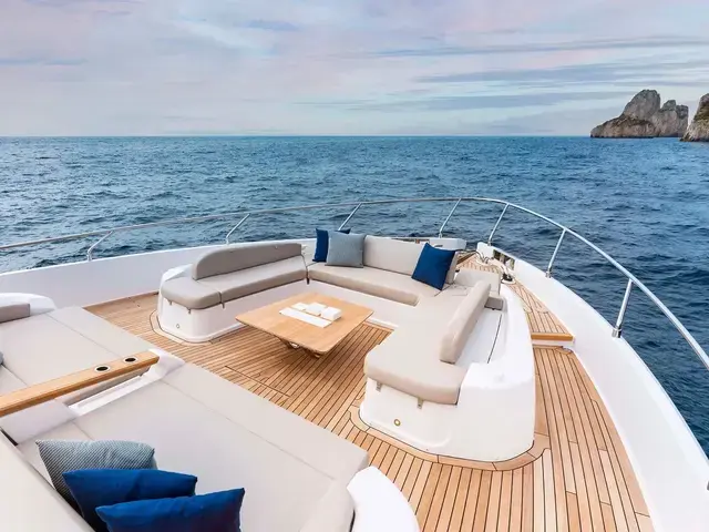 Ferretti Yachts 860