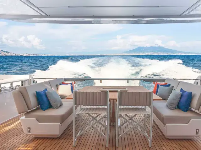 Ferretti Yachts 860