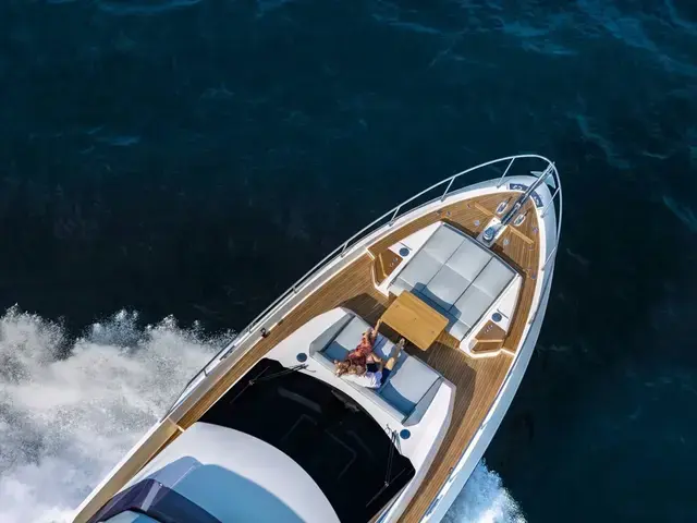 Ferretti Yachts 720