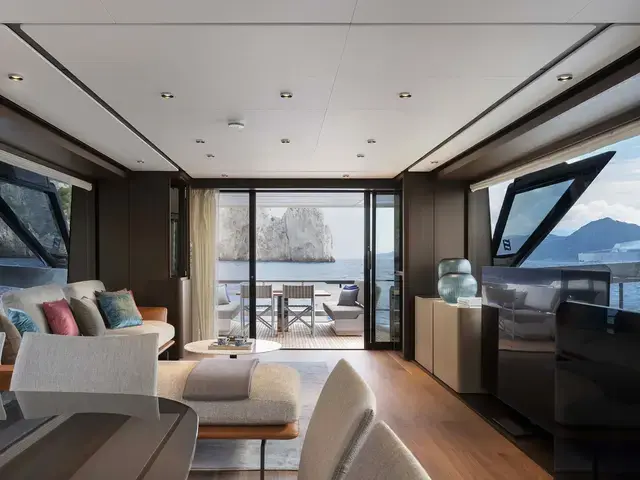 Ferretti Yachts 860