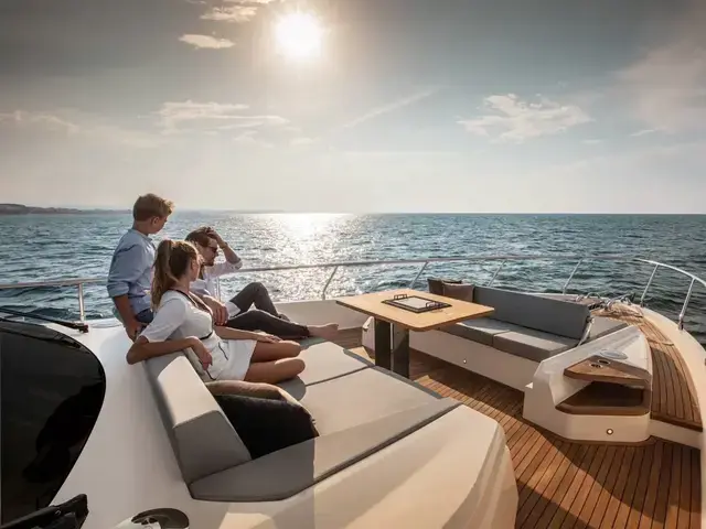 Ferretti Yachts 720