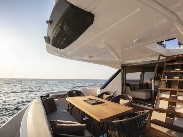 Ferretti Yachts 720