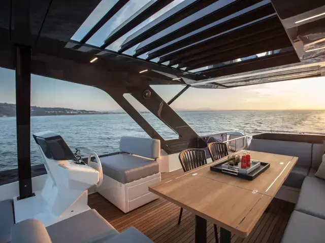 Ferretti Yachts 720