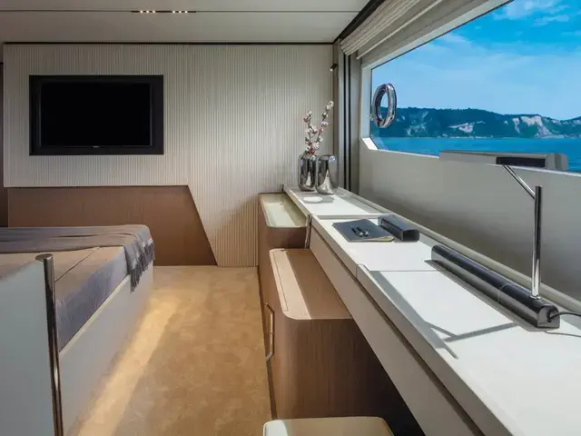 Ferretti Yachts 720