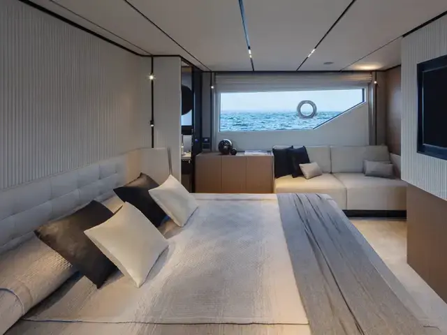 Ferretti Yachts 720