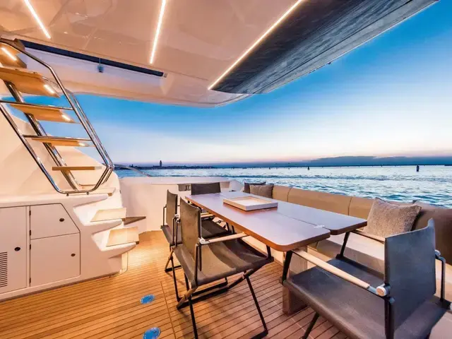 Ferretti Yachts 670