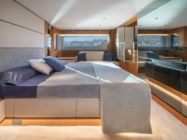 Ferretti Yachts 670