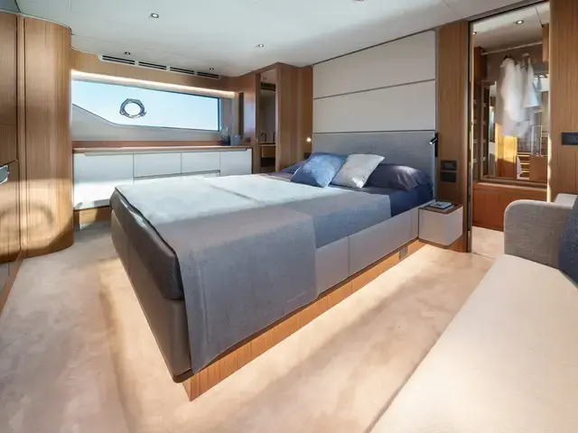 Ferretti Yachts 670