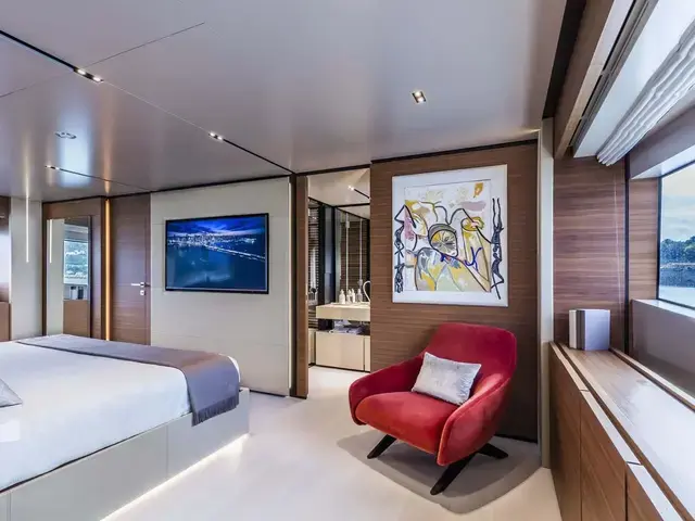 Custom Line Navetta 33