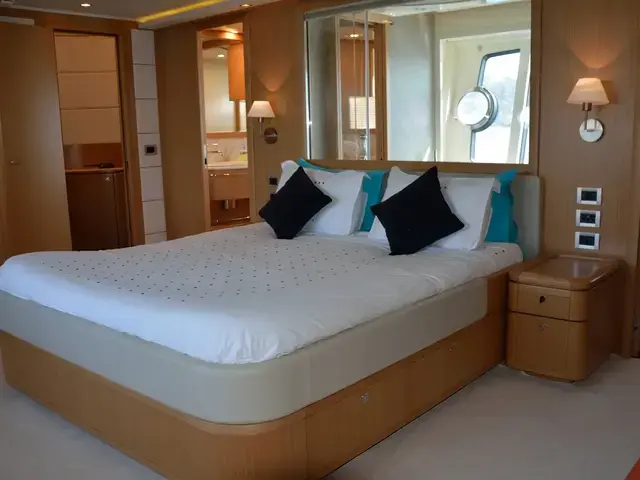 Ferretti Yachts 881