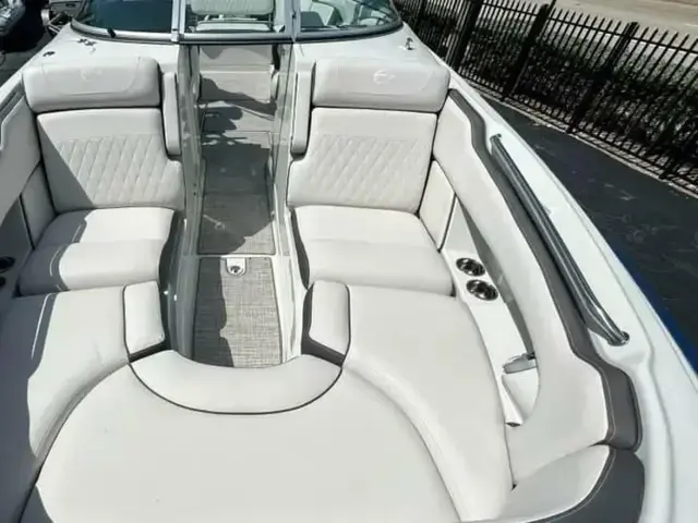 Crownline E290 XS