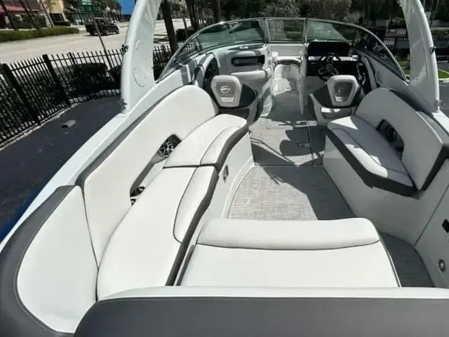 Crownline E290 XS