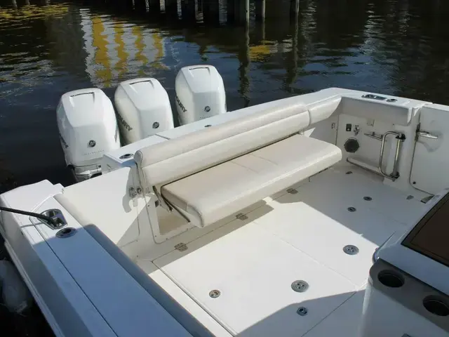 Boston Whaler 380 Outrage