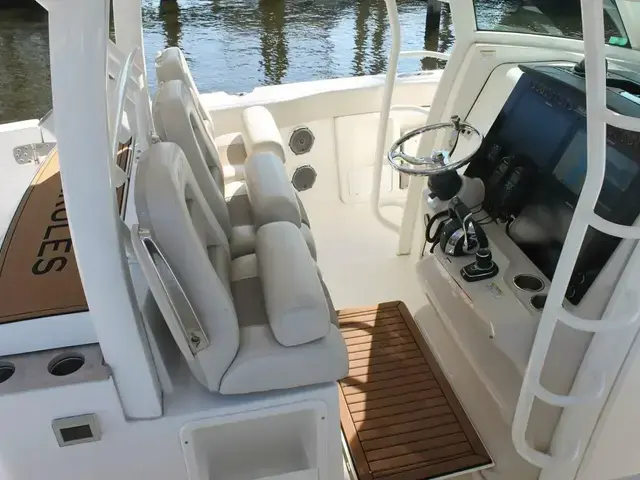 Boston Whaler 380 Outrage