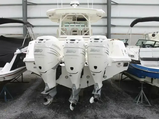 Boston Whaler 380 Outrage