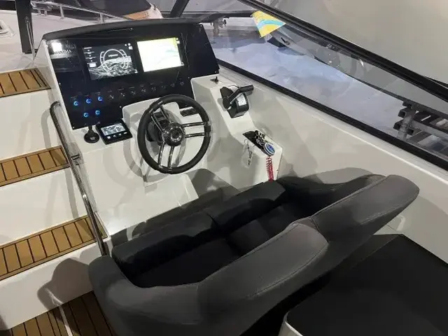 Maxima Boats 800 Cabin met Honda 250 pk in witte kleurstelling op voorraad!