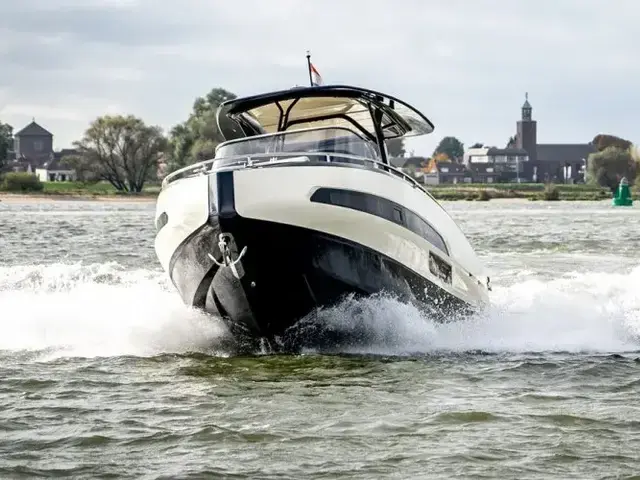 Invictus yachts Invictus 320 GT met 2 x Volvo Penta V8 350 pk jong gebruikt!