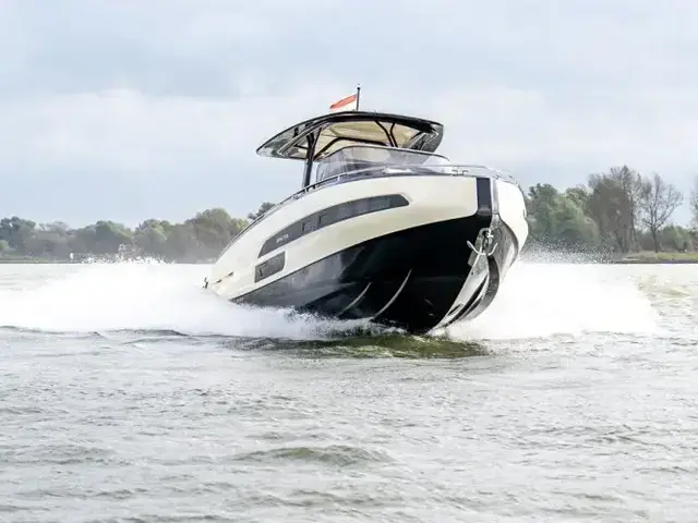 Invictus yachts Invictus 320 GT met 2 x Volvo Penta V8 350 pk jong gebruikt!