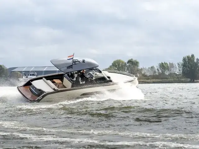 Invictus yachts Invictus 320 GT met 2 x Volvo Penta V8 350 pk jong gebruikt!