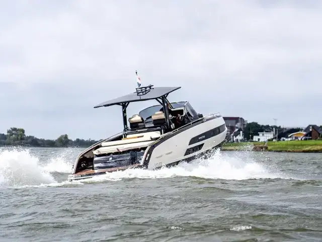 Invictus yachts Invictus 320 GT met 2 x Volvo Penta V8 350 pk jong gebruikt!