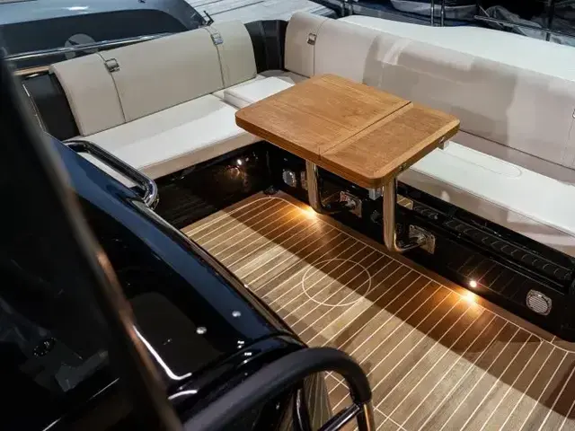 Invictus yachts Invictus 320 GT met 2 x Volvo Penta V8 350 pk jong gebruikt!