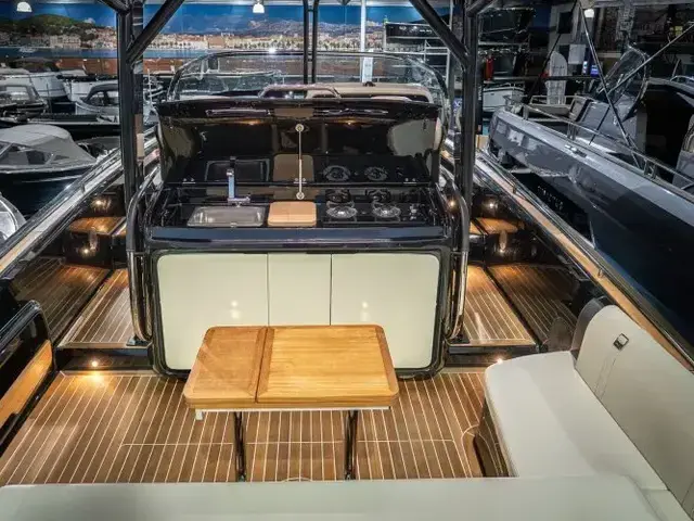 Invictus yachts Invictus 320 GT met 2 x Volvo Penta V8 350 pk jong gebruikt!