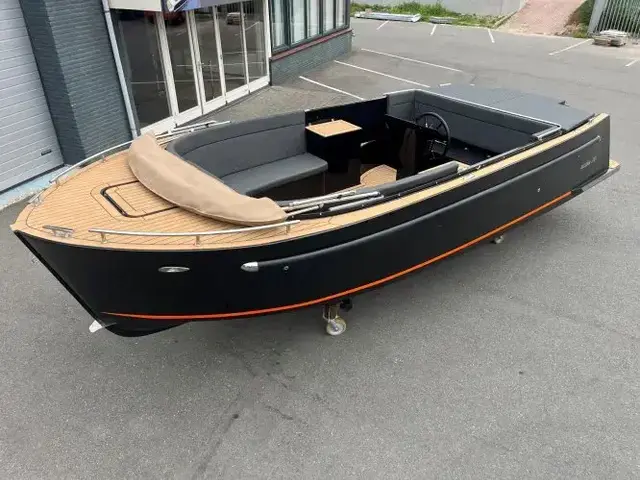 Maxima Boats 730 in zwarte kleurstelling op voorraad!