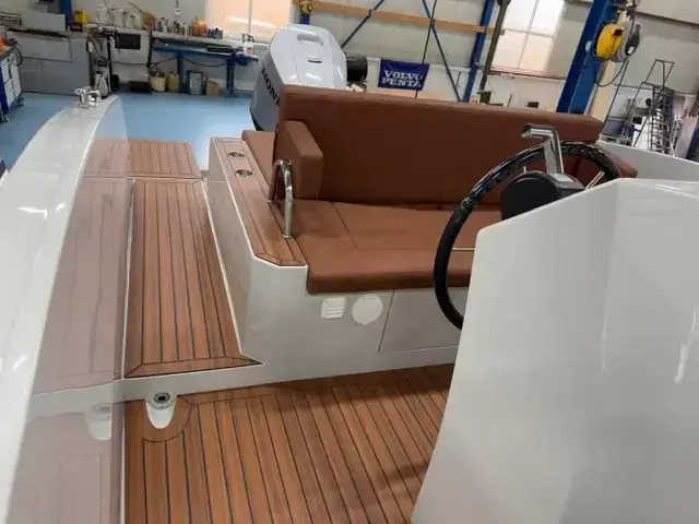 Maxima Boats 680 Sport Lounge