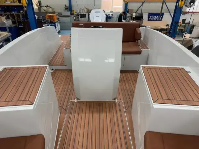 Maxima Boats 680 Sport Lounge