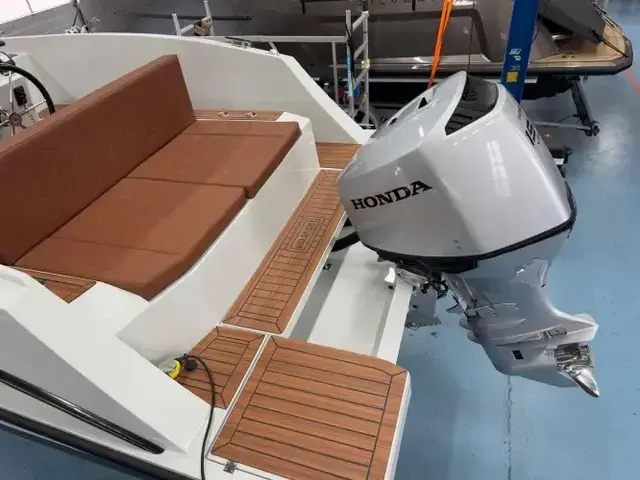 Maxima Boats 680 Sport Lounge