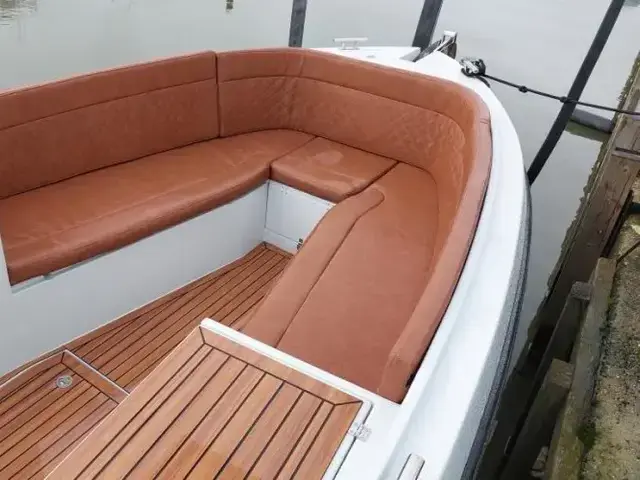 Maxima Boats 680 Sport Lounge