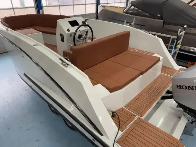 Maxima Boats 680 Sport Lounge