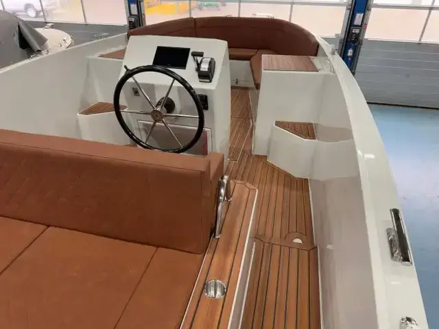 Maxima Boats 680 Sport Lounge