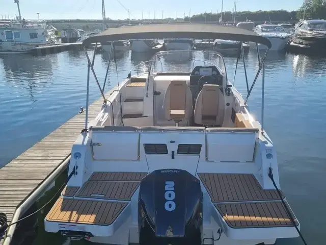 Quicksilver 755 Sundeck