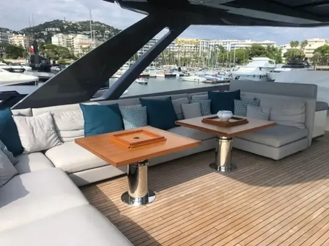 Ferretti Yachts 850