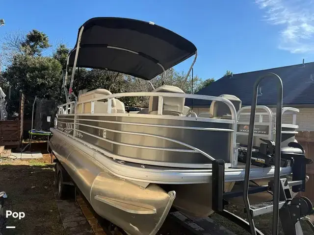 Sun Tracker Fishin' Barge 22 Dlx