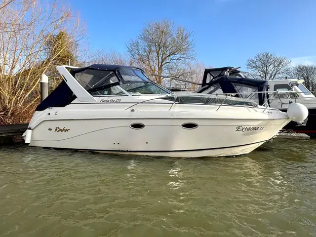 Rinker 270 Fiesta Vee