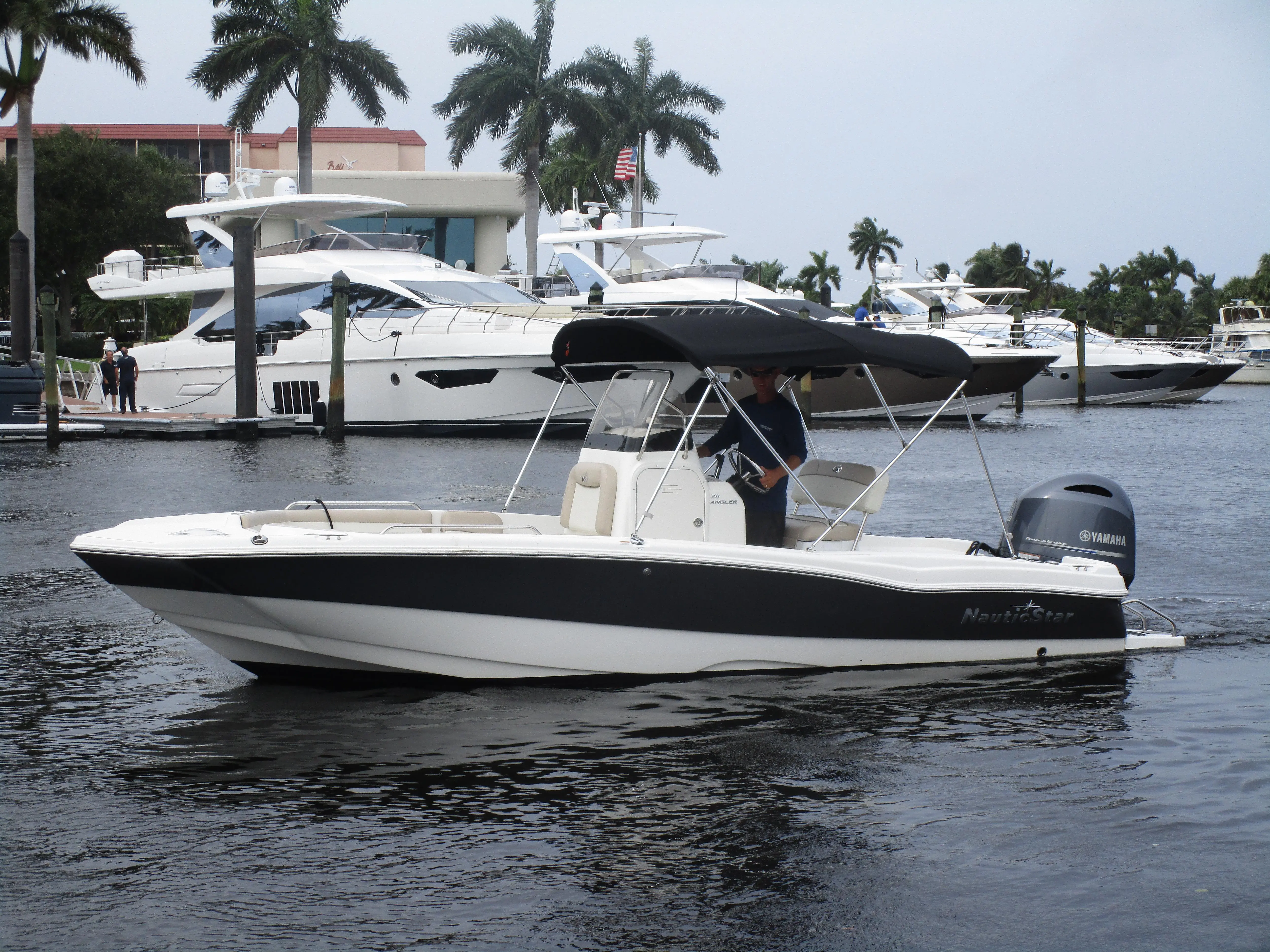 Boston Whaler 211 Angler